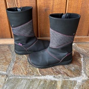 Girls Keen Boots size US4 Black with pink accents